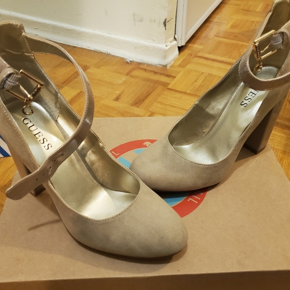 Close toe heels - Picture 2 of 3